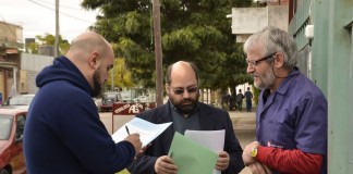 Funcionarios del municipio de Morón recorren el distrito.