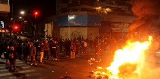 Reprimieron en Martínez a manifestantes que apoyan a trabajadores detenidos