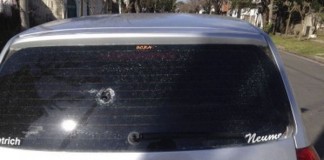 Balearon el auto de funcionarios de Hurlingham