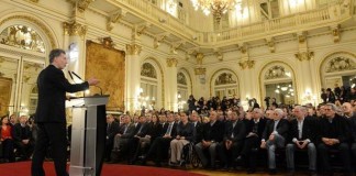 Movida del Gobierno: Macri con sindicalistas y Frigerio, con gobernadores