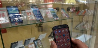 Allanaron cinco comercios en Morón por venta ilegal de celulares