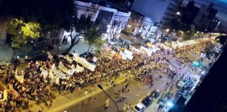 Multitudinaria marcha con final violento