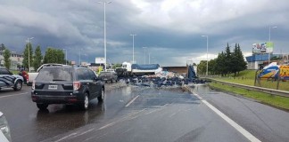 Oeste salvaje: volcó camión de gaseosas y lo saquearon