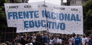 Manifestación masiva de docentes en reclamo de mejoras salariales