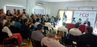 Poco de homenaje en la sesión en ex Mansión Seré