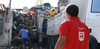 El municipio de Morón limpia la casa del vecino acumulador
