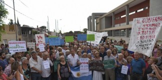 Descalzo formó parte de marcha por Hospital del Bicentenario