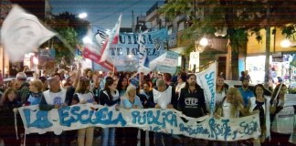Docentes y vecinos, movilizados contra el cierre de escuelas