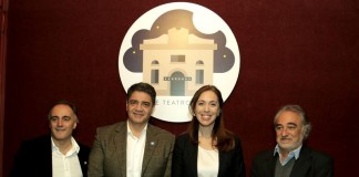 Vidal y Jorge Macri, junto a estudiantes en Cine Teatro York