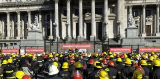 Protesta en el Congreso de Bomberos Voluntarios