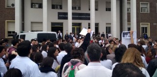 Trabajadores del Posadas convocan a un abrazo en defensa del hospital