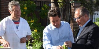 Descalzo y Sánchez Zinny visitaron huerta de escuela de Ituzaingó