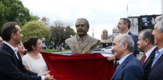 El último homenaje de Tagliaferro: busto de Raúl Alfonsín