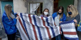 Vecinas de La Cava confeccionan y donan sábanas