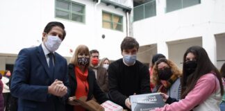 Ghi y el ministro Trotta entregaron netbooks