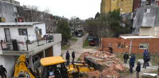 Demolieron construcciones en una plaza tomada de Ejército de los Andes