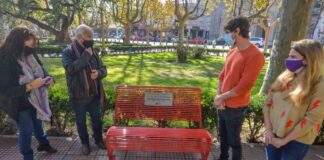 Instalaron un banco rojo en la Plaza Mitre