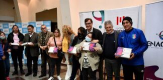 El intendente Ghi entregó tablets a vecinos moronenses