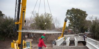 Avanza el puente sobre el arroyo Morón
