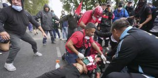 Con heridos y destrozos, pero sin barras