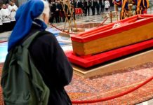 Esa mujer que despidió al Papa