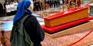 Esa mujer que despidió al Papa