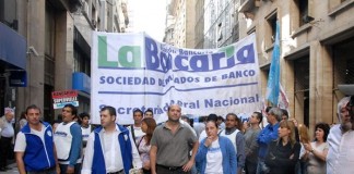 Los bancarios cerraron la paritaria y lograron las reincorporaciones