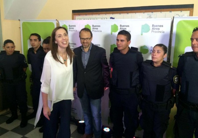 Valen_Vidal_policias