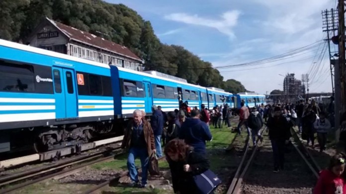 Tren descarrila